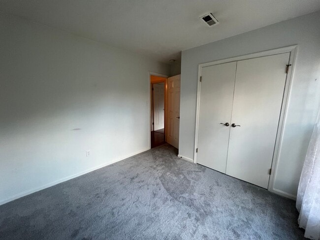 Building Photo - Spectacular 3 Bed 3.5 Bath Brick Home in Scenic Riverview Estates