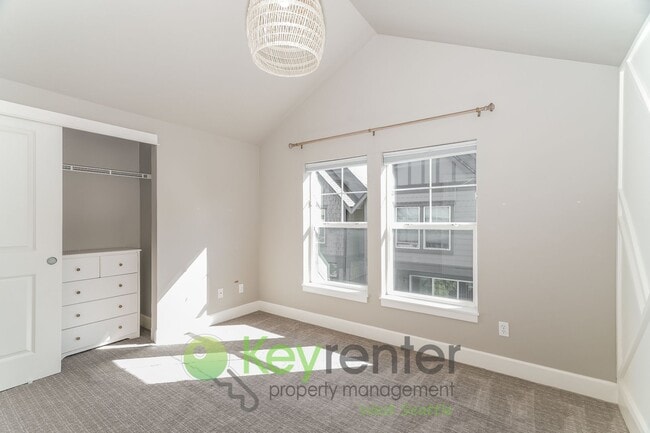 Building Photo - Modern 3 Bedroom with Office Space, Balcon...