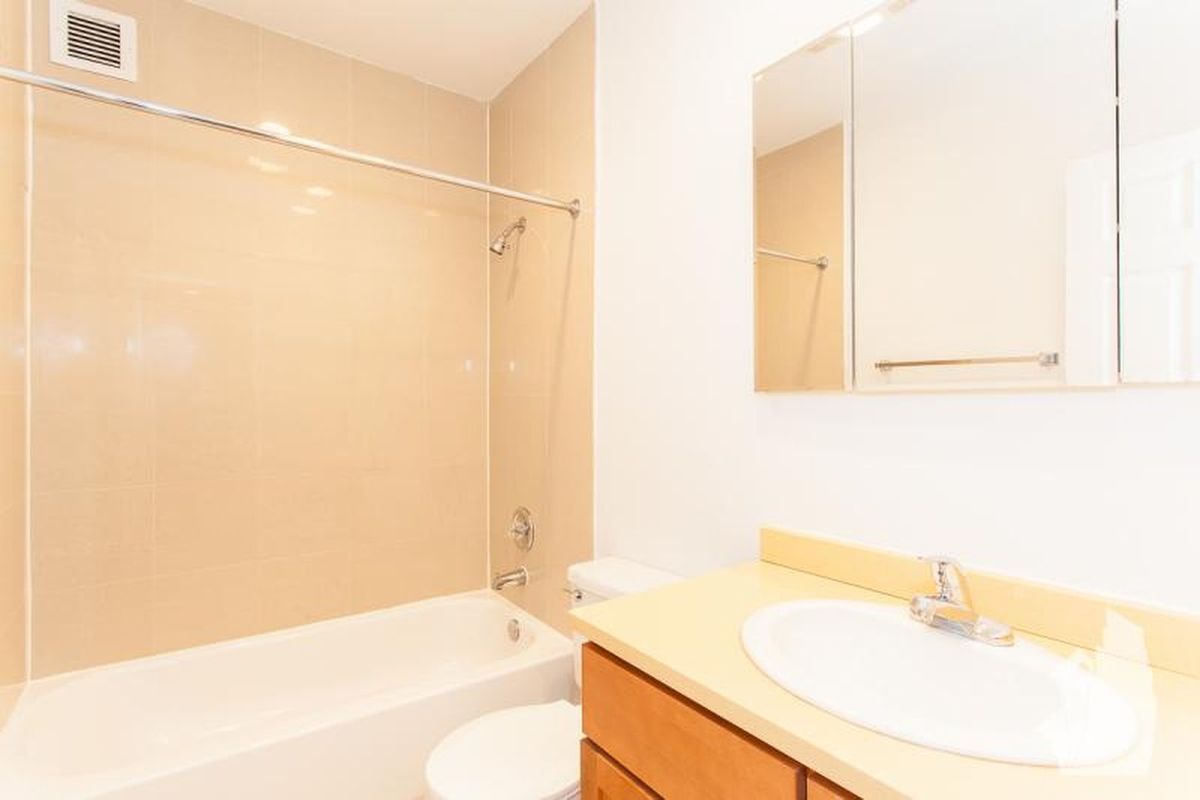 Building Photo - 4607 N Sheridan Rd