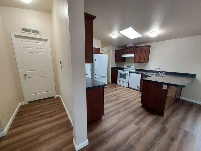 Building Photo - Available Now 3 bedroom, 2bath!!