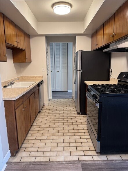 Building Photo - 2260 N Summit Ave