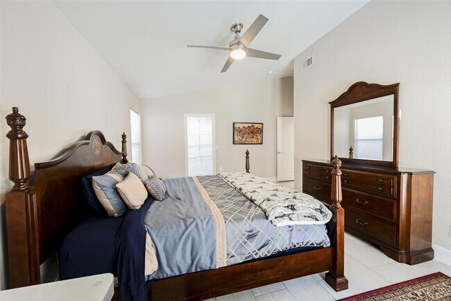 Building Photo - Fully Furnished - Turn Key - Short Term 31days+ - Sleeps up to 7