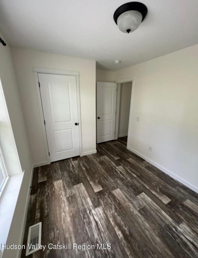 Building Photo - 37 Van Dyck St