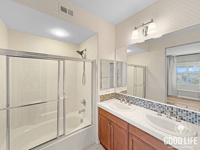 Building Photo - Beautifully Maintained Townhome in Pristine St Cloud Community