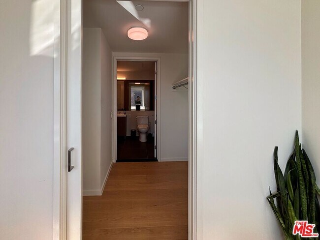 Building Photo - 889 Francisco St