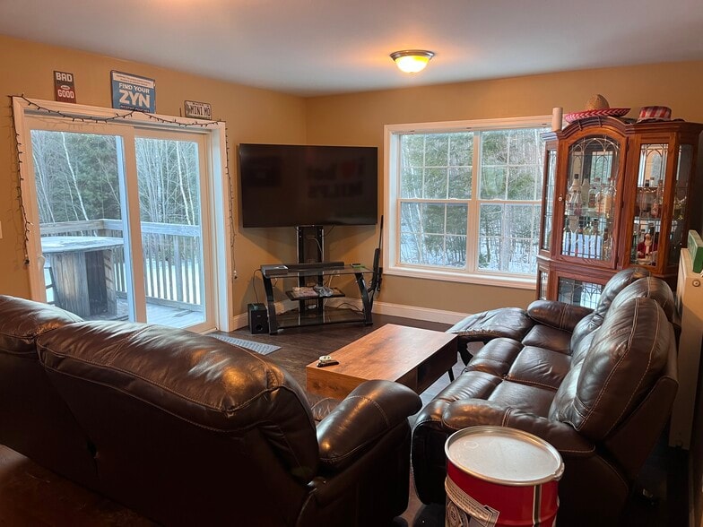 Building Photo - 9 Batmanuel Ln