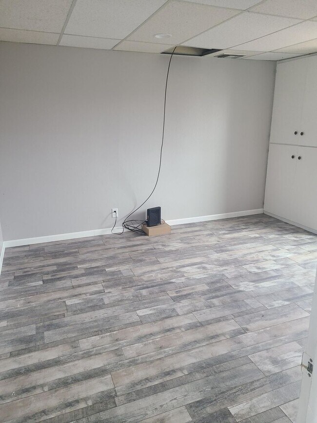 Building Photo - 17th St 6 Plex