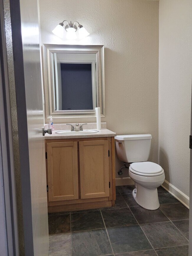 Building Photo - 2 Bedroom 1.5 Bath Condo - HOA community i...