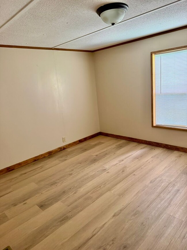 Building Photo - 2 Bed/1 Bath Mobile Home