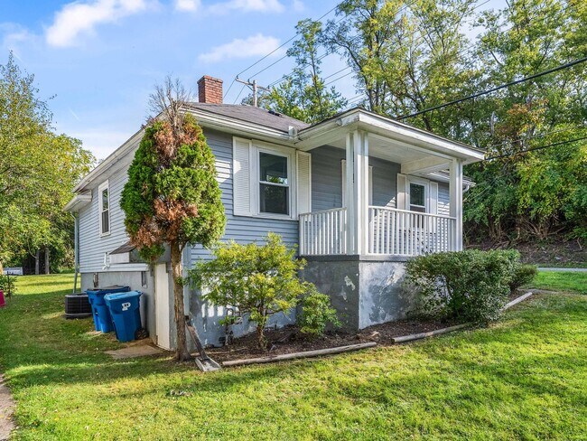 Building Photo - AVAILABLE OCT 1st! Don't miss this RENOVATED 2 bedroom in Penn Hills!