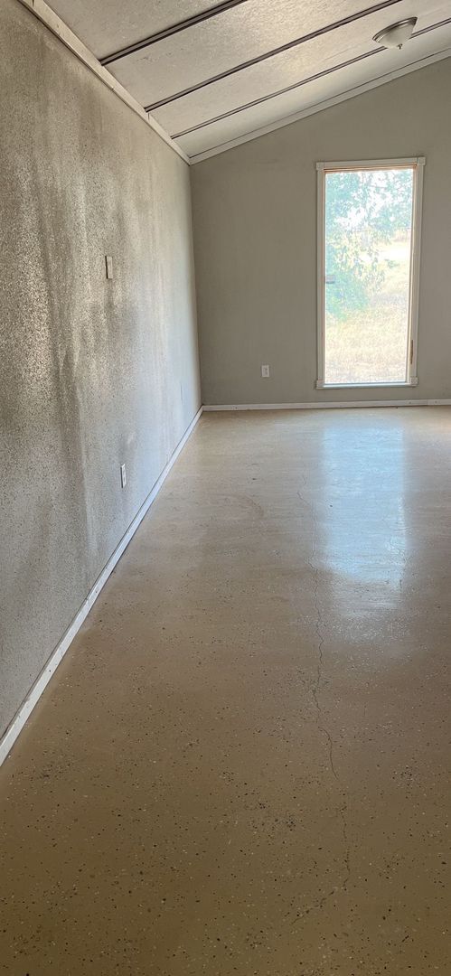 Building Photo - 4 Bedroom, 2 Bathroom Home w/ Bonus Room