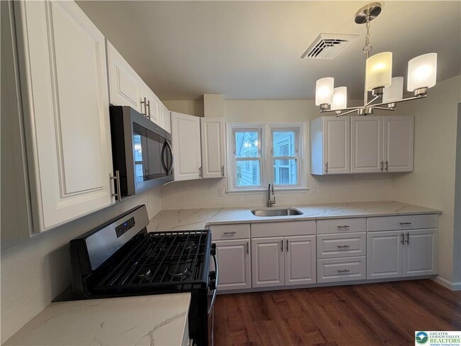 Building Photo - 1640 Stanhope St