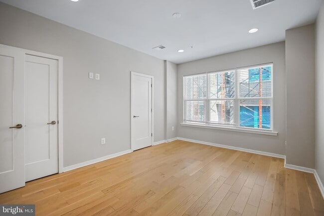 Building Photo - 621 Parkside Pl NE