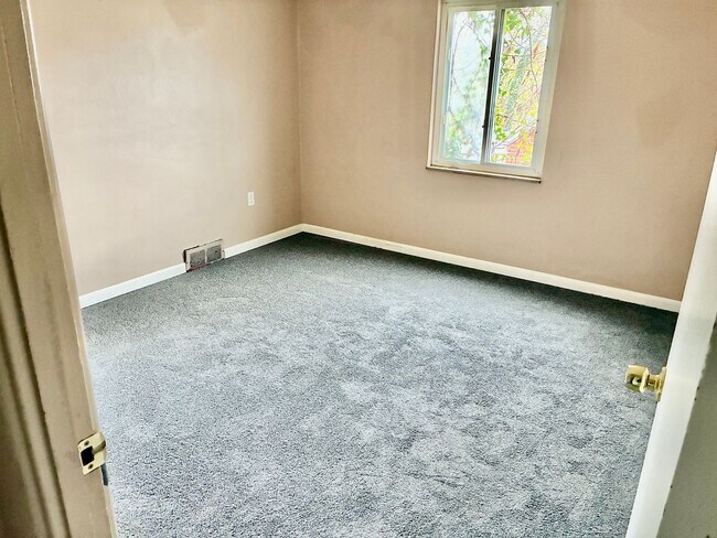 Building Photo - Charming 3/2 Home in Castle Shannon - Garage and Basement - Available NOW!