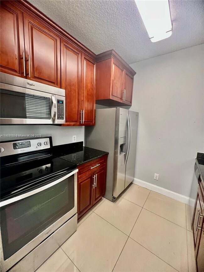 Building Photo - 660 Cypress Club Way