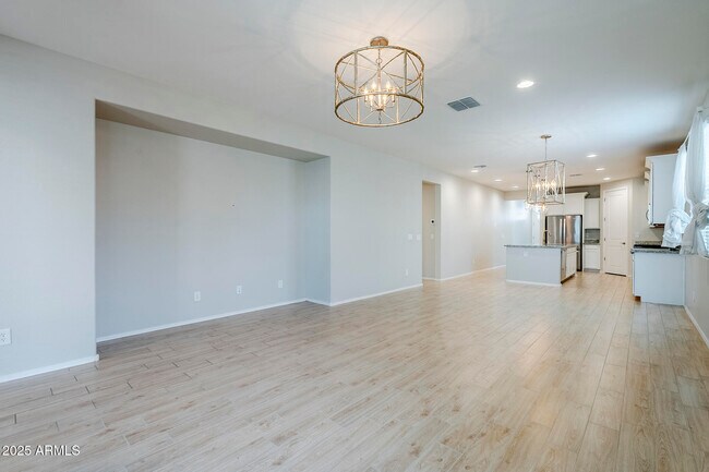 Building Photo - 9910 E Theia Dr