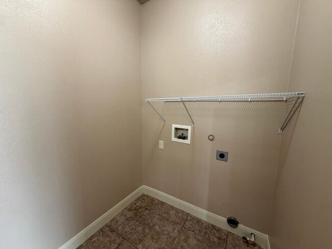 Building Photo - SPACIOUS TOWNHOME FOR RENT!