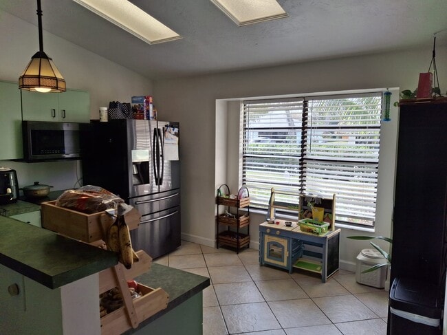 Building Photo - 385 Toledo St