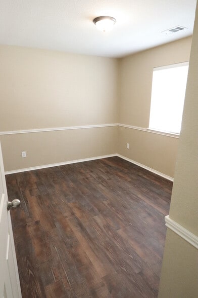 Building Photo - 1000 Warbler Ln