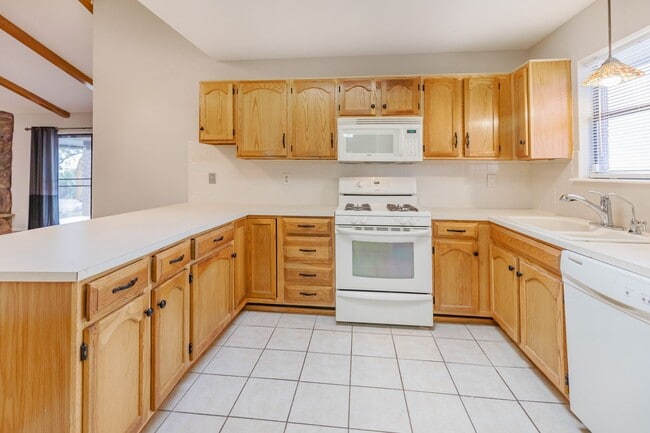 Building Photo - Charming 3 Bedroom 2 Bathroom - Spacious & Fenced Backyard