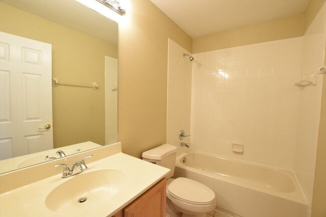 Building Photo - Beautiful 3 Bed 2.5 Bath Gated Condo for R...