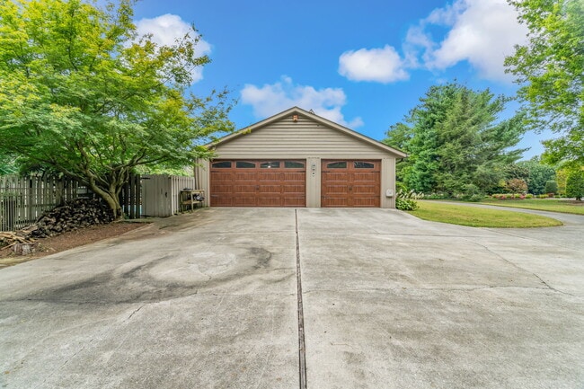 Building Photo - 2016 Rivergate Dr