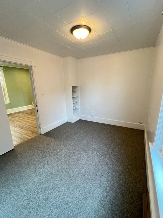 Building Photo - AVAILABLE JUNE - Single Level 2 Bed 1 Bath...