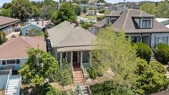 Building Photo - 3 Bedroom with Historical Charm Close to Square