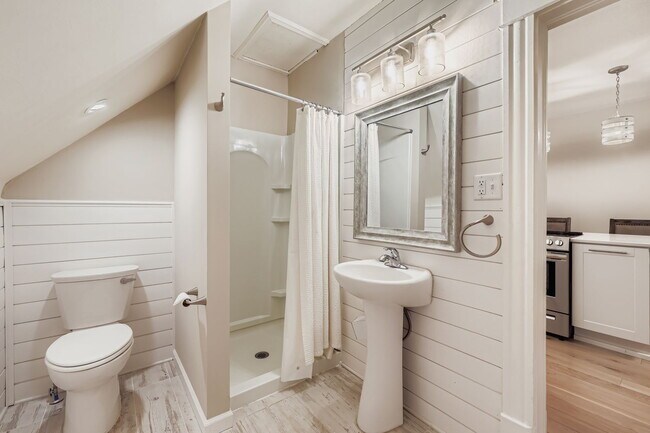 Building Photo - "Charming 2-Bed Duplex Retreat in NE Minneapolis - 1084 Sq Ft of Cozy Comfort!"