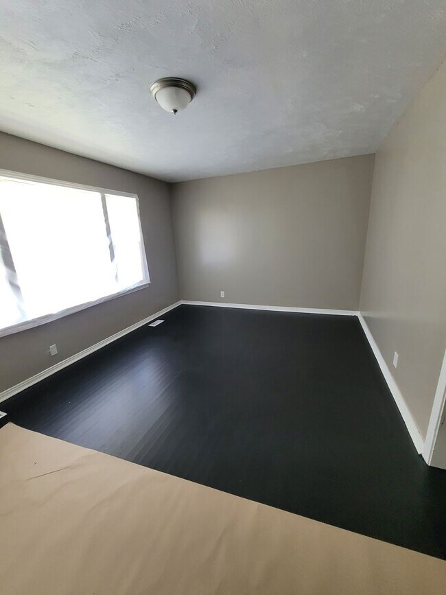 Building Photo - Cute 4 bedroom House