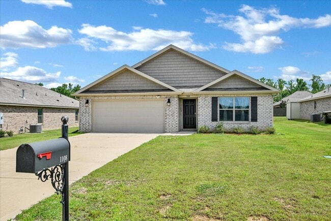 Building Photo - 4 Bedroom, 2 Bath