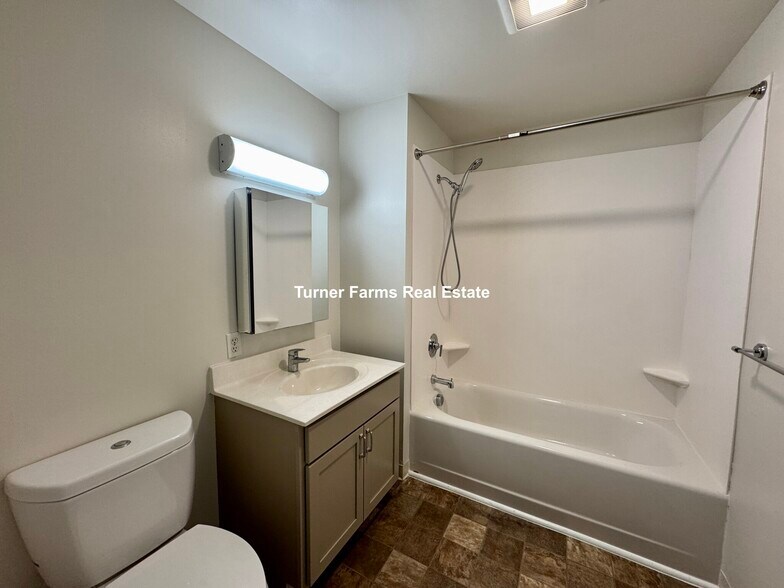 Building Photo - 693 Parker St