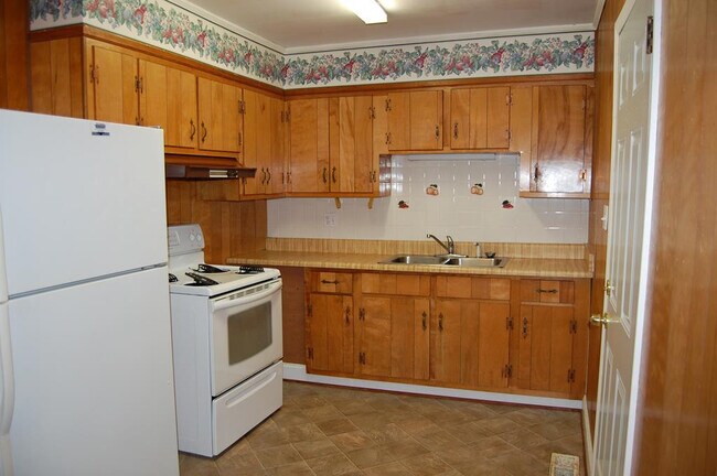 Building Photo - 122 Westdale Ave