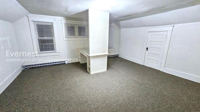 Building Photo - 4 Bed, 2 Bath Home with Fenced Yard / Vouchers Accepted / 12 to 18 month lease options available.