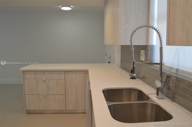 Building Photo - 9375 Fontainebleau Blvd