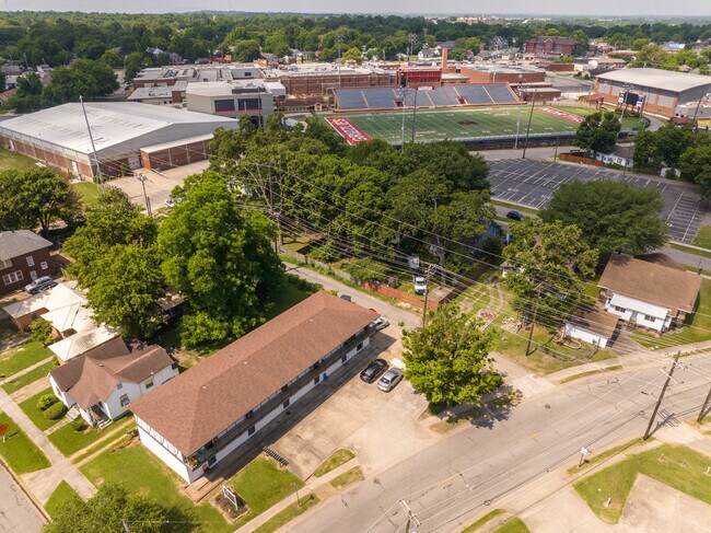 Building Photo - The Oak: 1 & 2 Bedroom Apartments