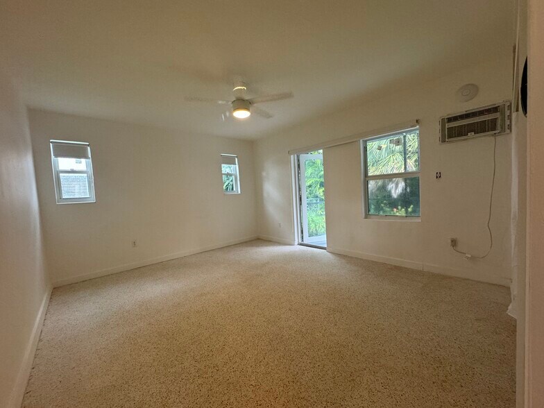 Building Photo - 1365 NE 105th St