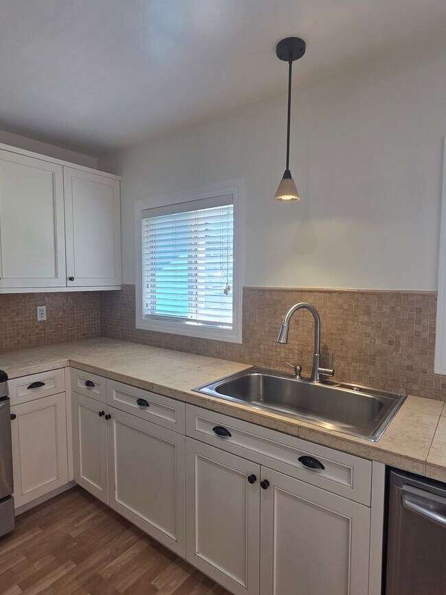 Building Photo - West Side Petaluma Gem- Beautiful 3 bedroom 2 bathroom