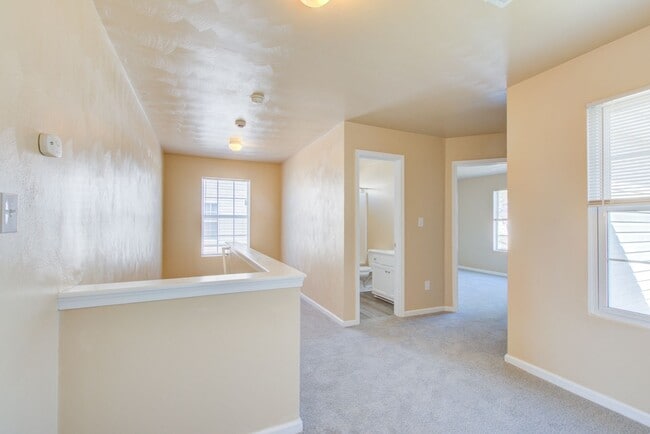 Building Photo - 3 Bed, 2.5 Bath Home Conveniently Located ...