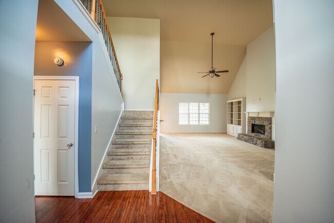 Building Photo - Beautiful home available today!