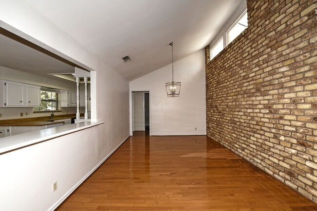 Building Photo - Lovely garden home in great location