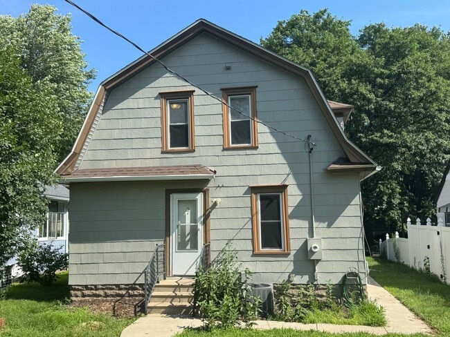 Building Photo - Gorgeous 3 Bedroom UPDATED Single Family Home