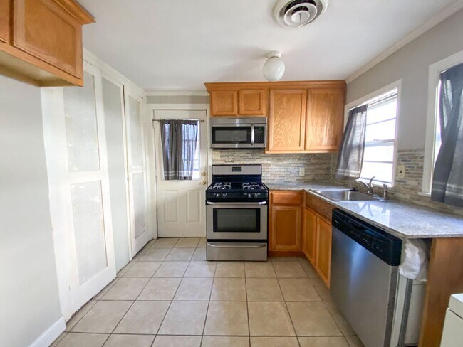 Building Photo - UPDATED 2 BD 1 BA NEAR