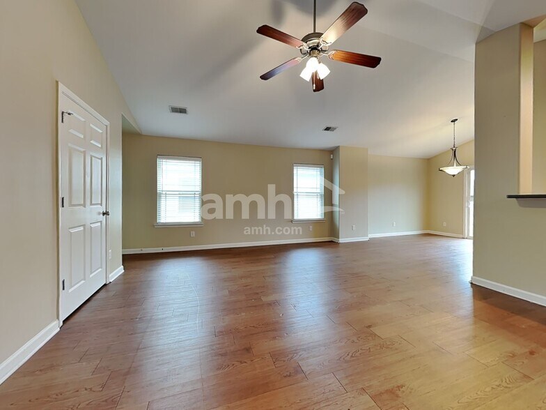 Building Photo - 116 Spring Lakes Dr