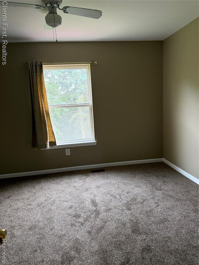 Building Photo - 35285 Pennington Dr