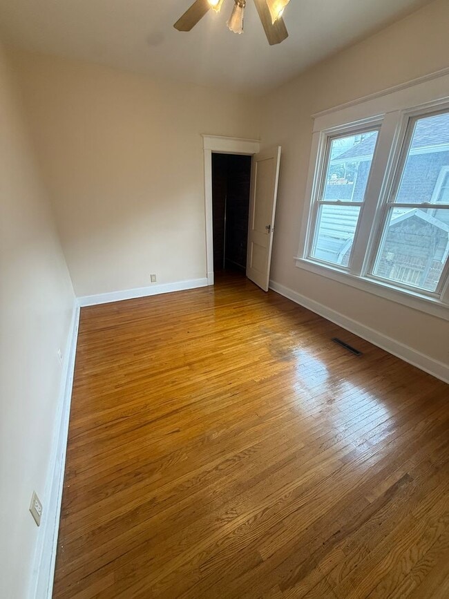 Building Photo - 2 Bed 1 Bath