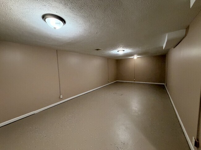 Building Photo - 6504 N 33rd St