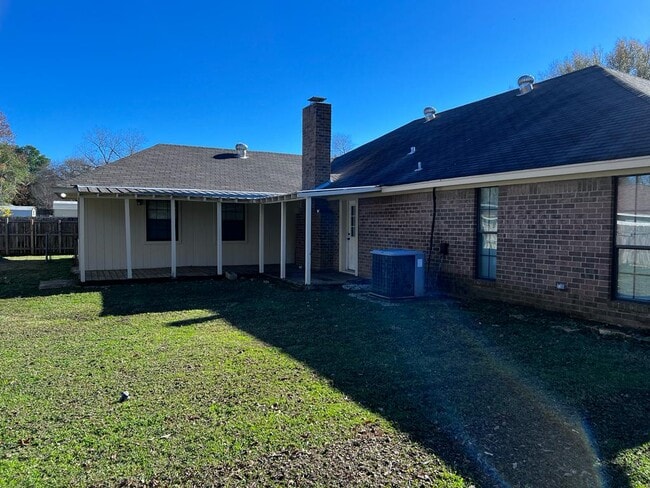 Building Photo - 205 Clover Ln