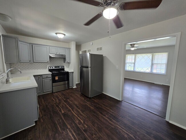 Building Photo - Newly renovated 3 bedroom Move in now