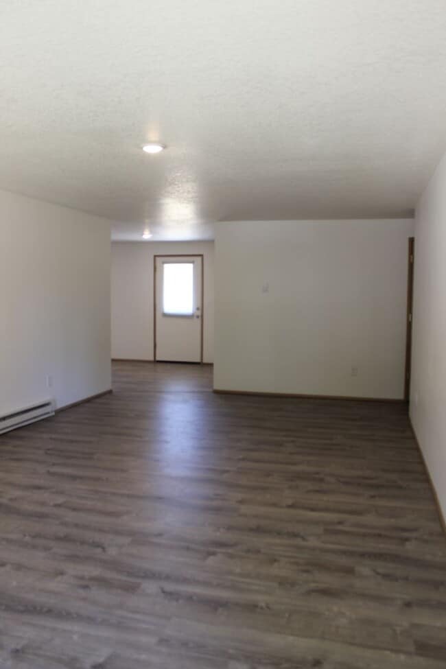 Building Photo - 4 bedroom 2 bath house